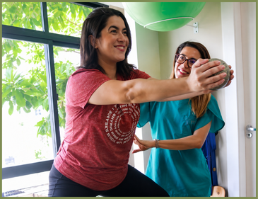 Paciente fazendo exercício de Pilates com fisioterapeuta