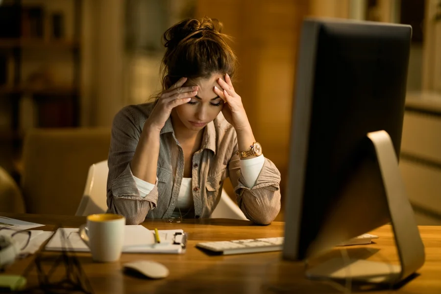 Mulher tensa e estressada trabalhando no computador